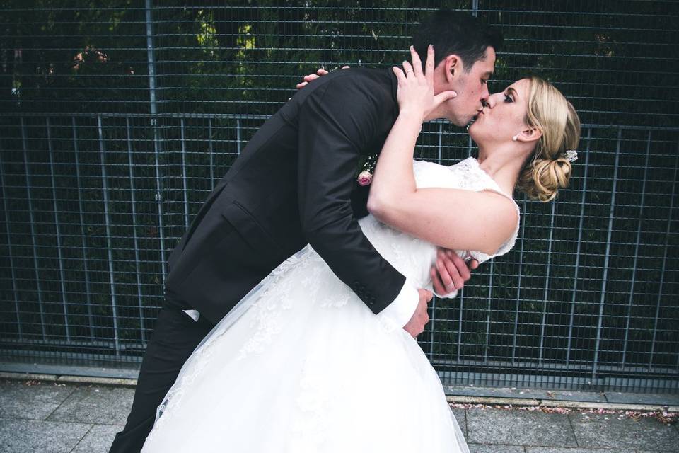 Photo de couple sous un arbre