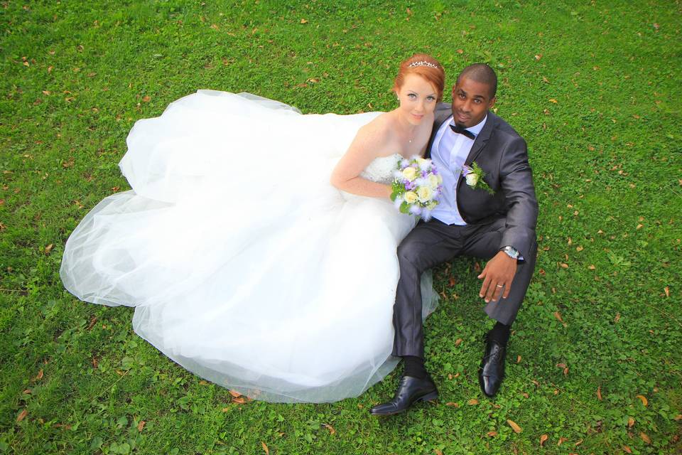 Mariés sur l'herbe
