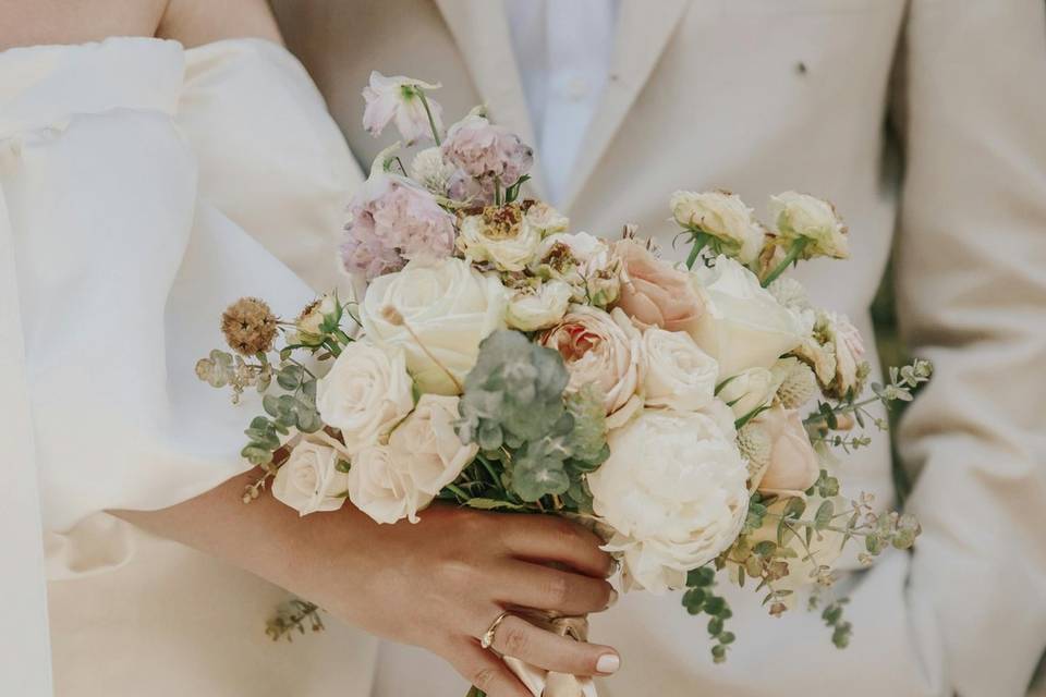 Photo de couple avec bouquet