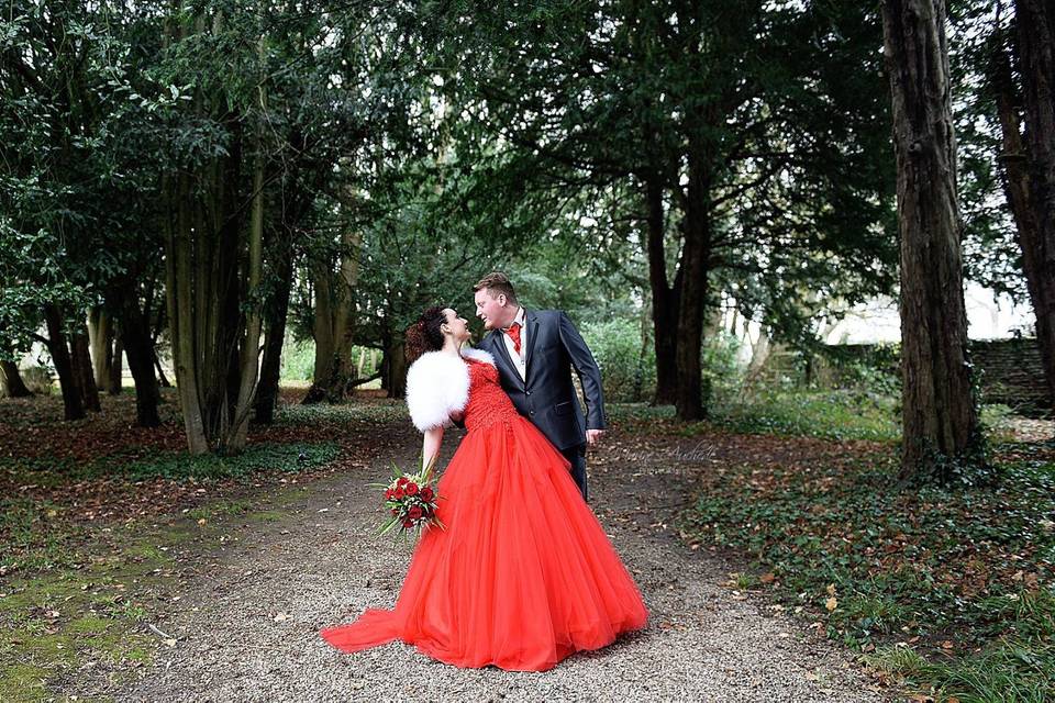 Une jolie mariée en robe rouge