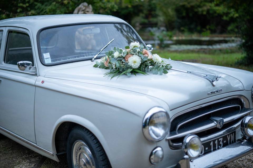 Courrone de fleurs voiture