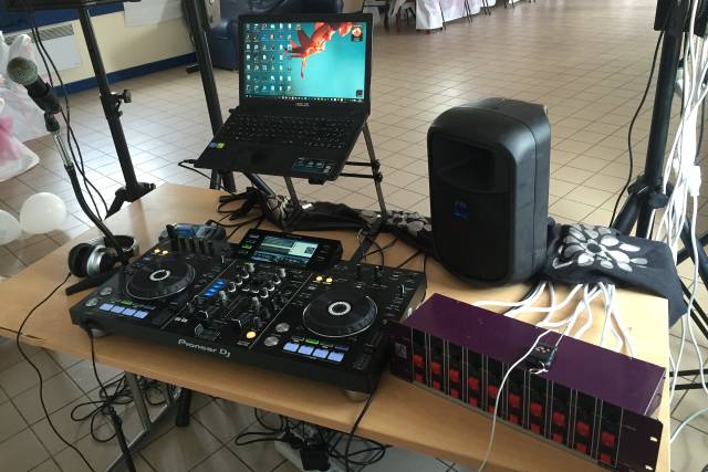 Matériel dj (vue  de dos)