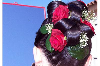 Coiffure avec détails de roses