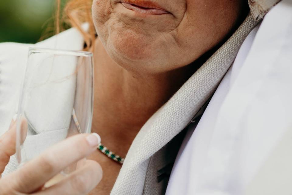 Maman du marié pleure