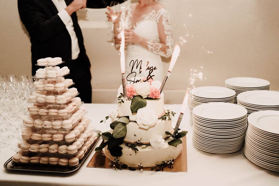 Nude cake