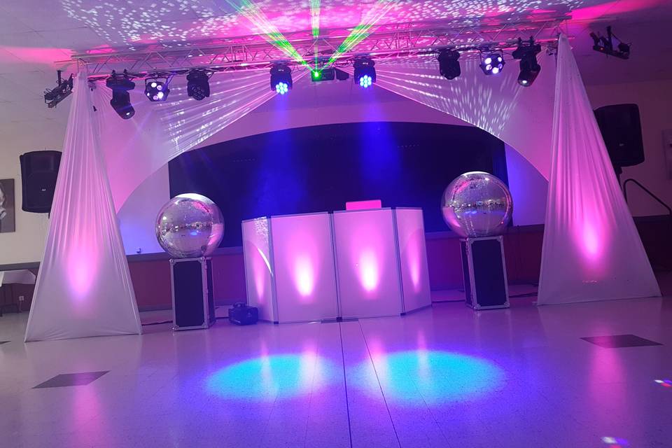 Atomik Events Dj Professionnel - LOCATION Pack éclairage / Jeux de lumière  complet de grande marque reconnu pour le rendu et la qualité des machines  Le top du top au prix discount !!!