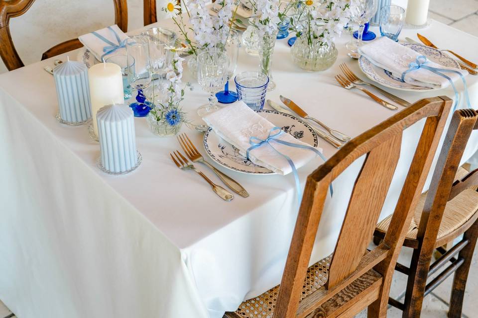 Table dusty blue chaises bois