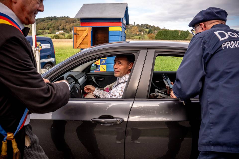 Les invités à la douane