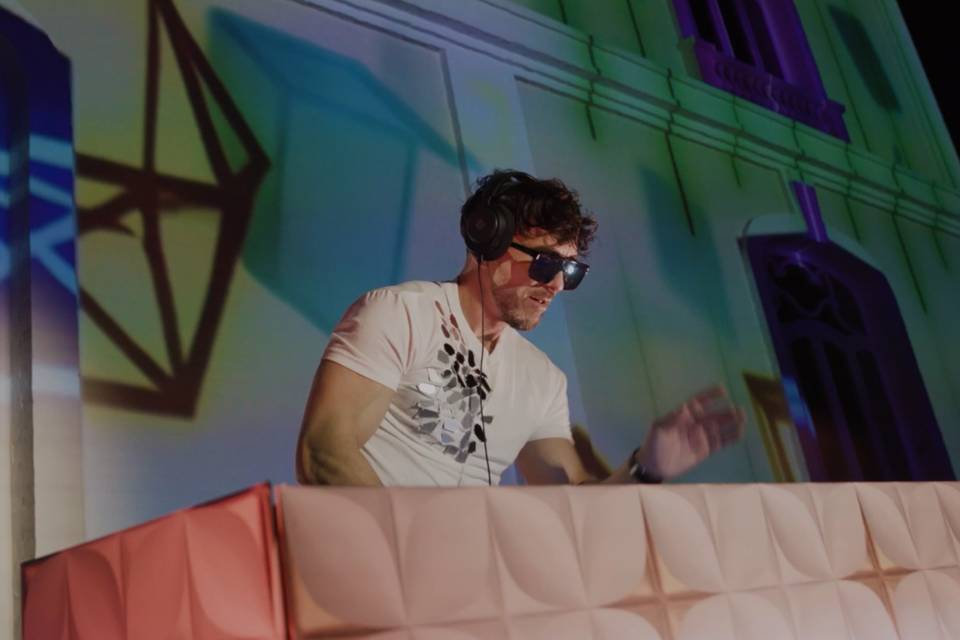 DJ E2B