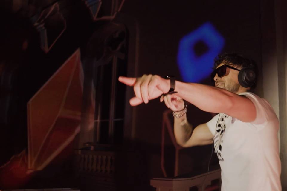 DJ E2B