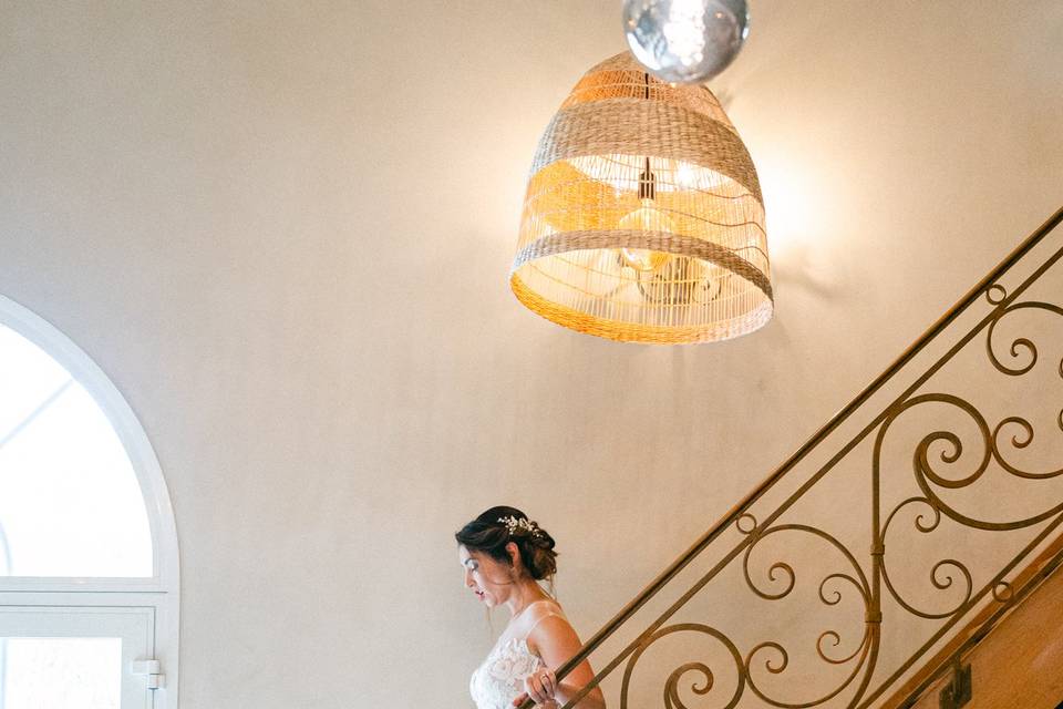 Mariée descendant des escalier