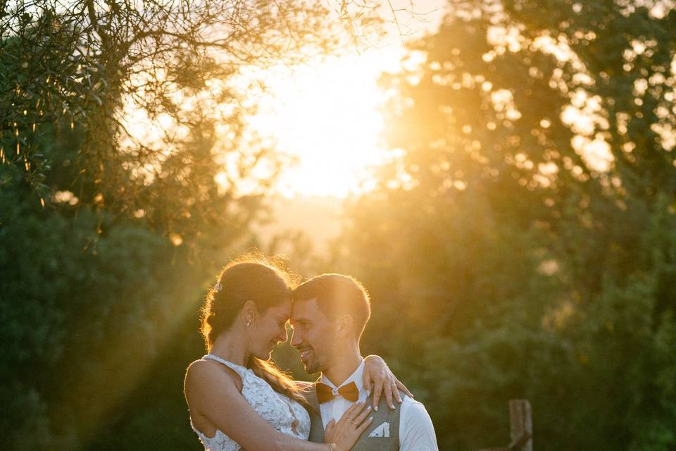 Marié portant sa mariée