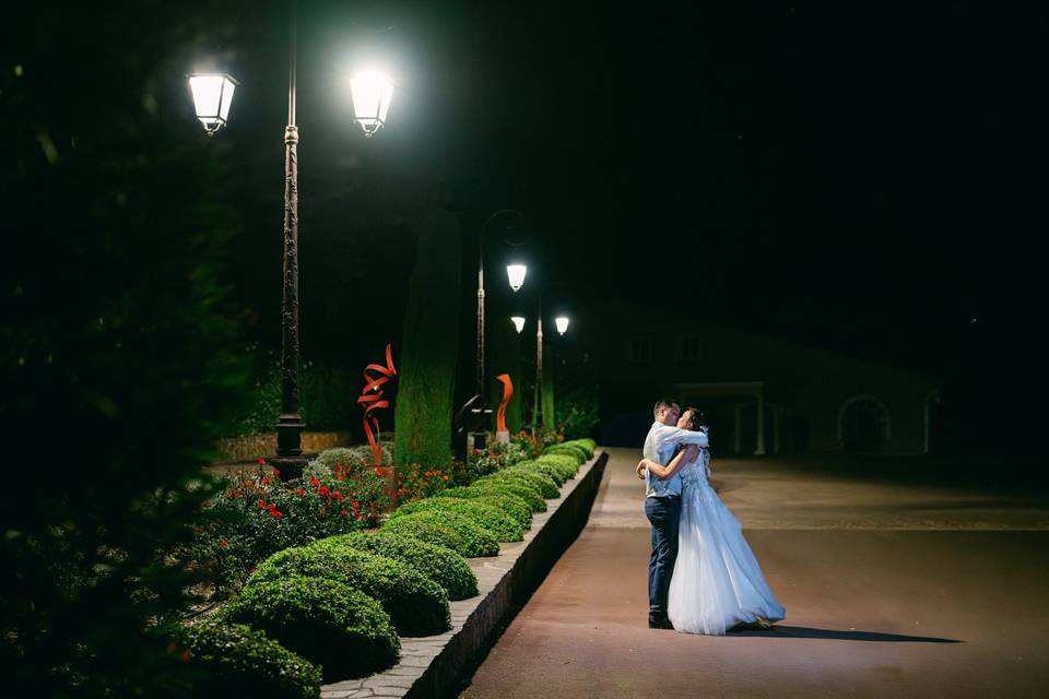 Couple sous les lampadaires