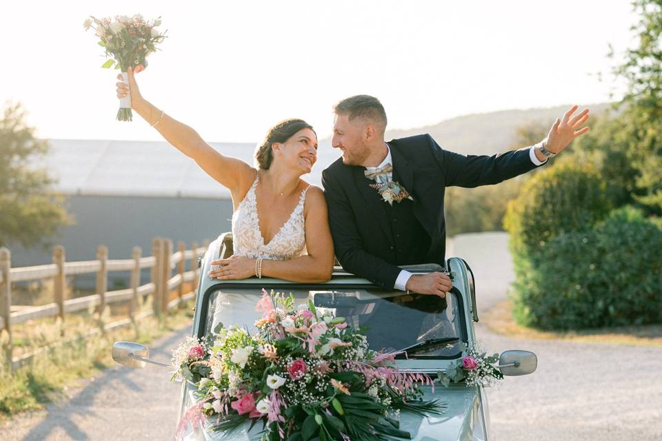 Couple dans une 2CV