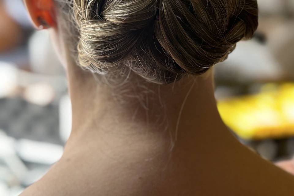 Tresse relief finie en chignon