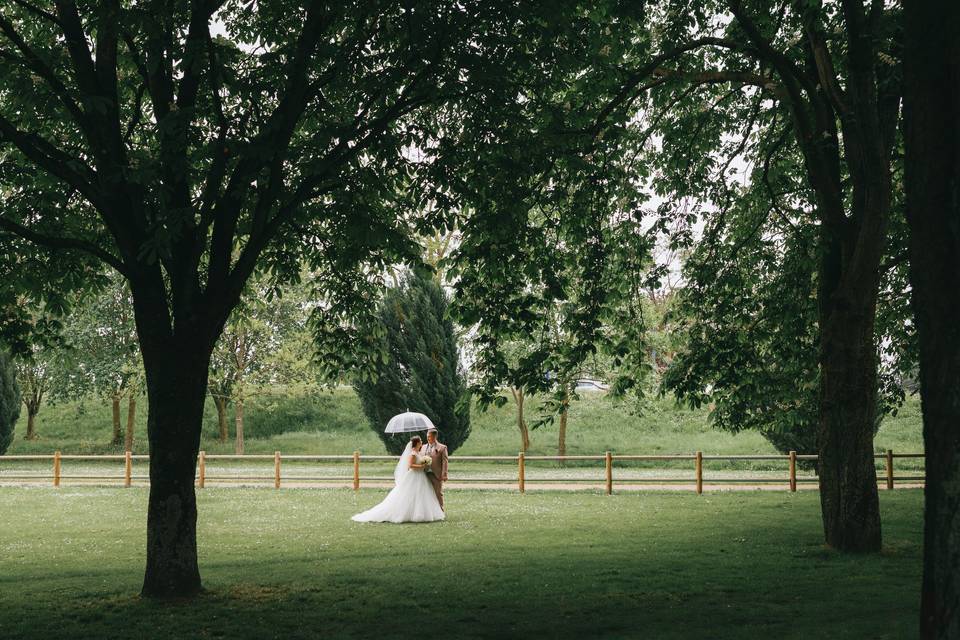 Séance couple sous la pluie