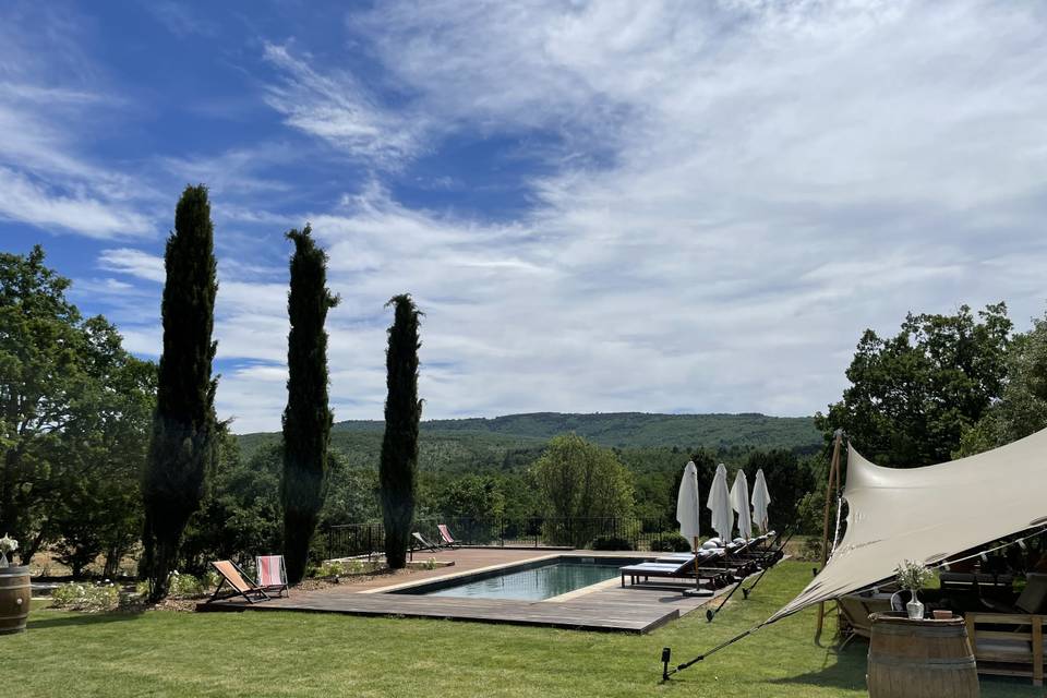 Espace piscine avec tente