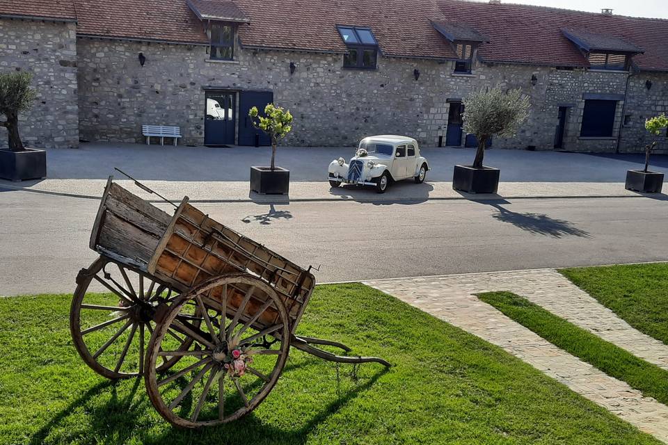 La cour charrue et auto