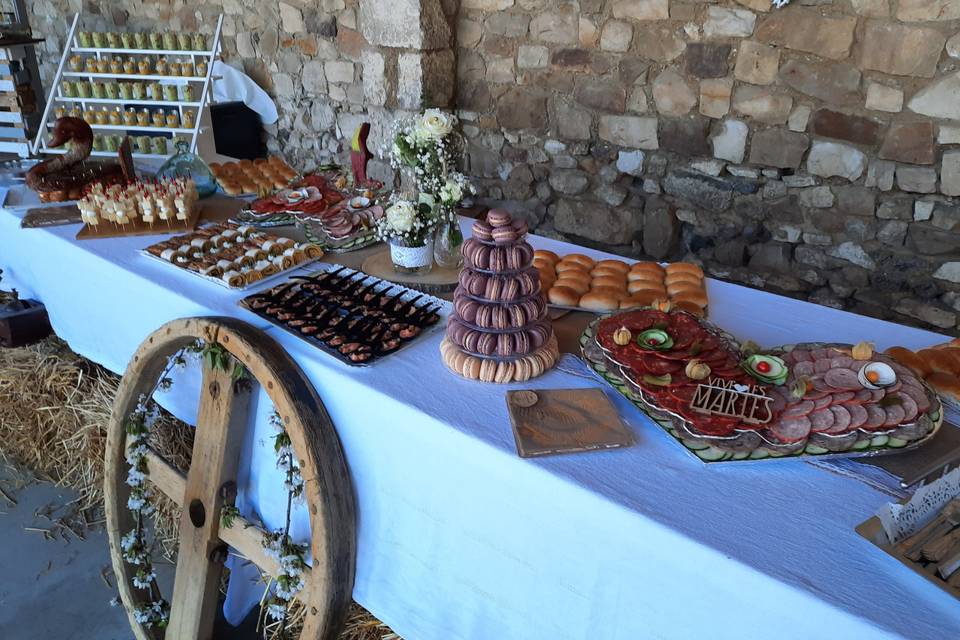 Buffet dressé sous le Préau