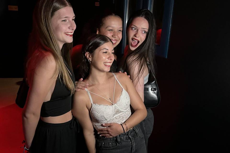 Groupe d’amis pose joyeusement