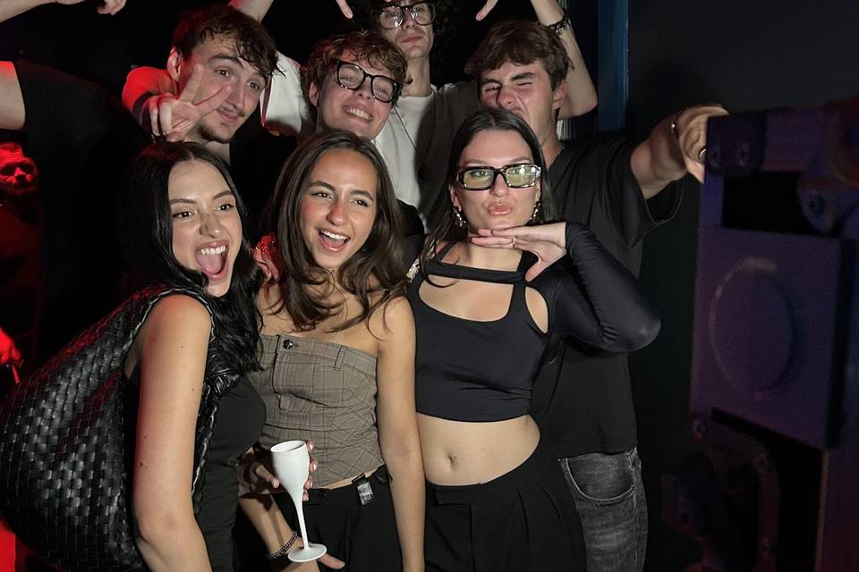 Invités rient