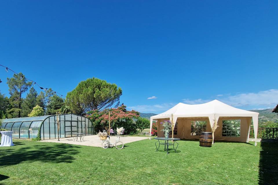 Espace piscine avec tente.