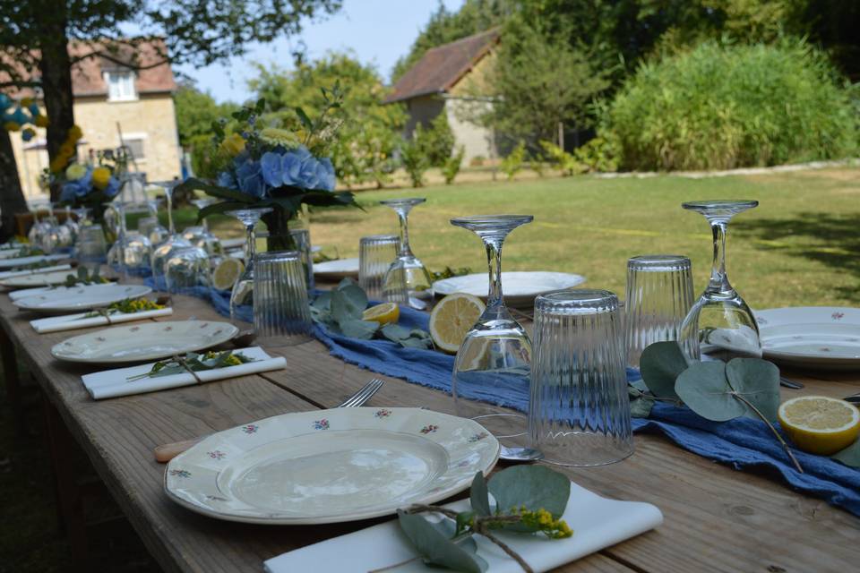 Table dans le jardin