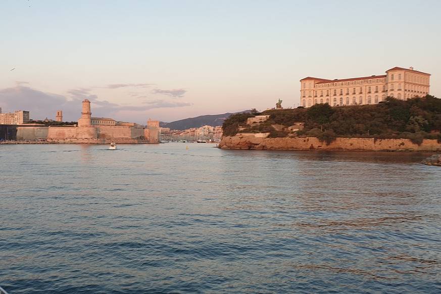 Entrée Vieux Port Pharo