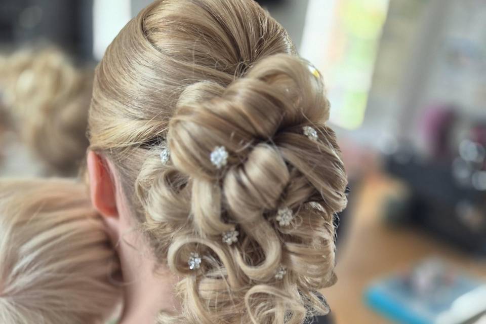 Chignon semi attache bouclé