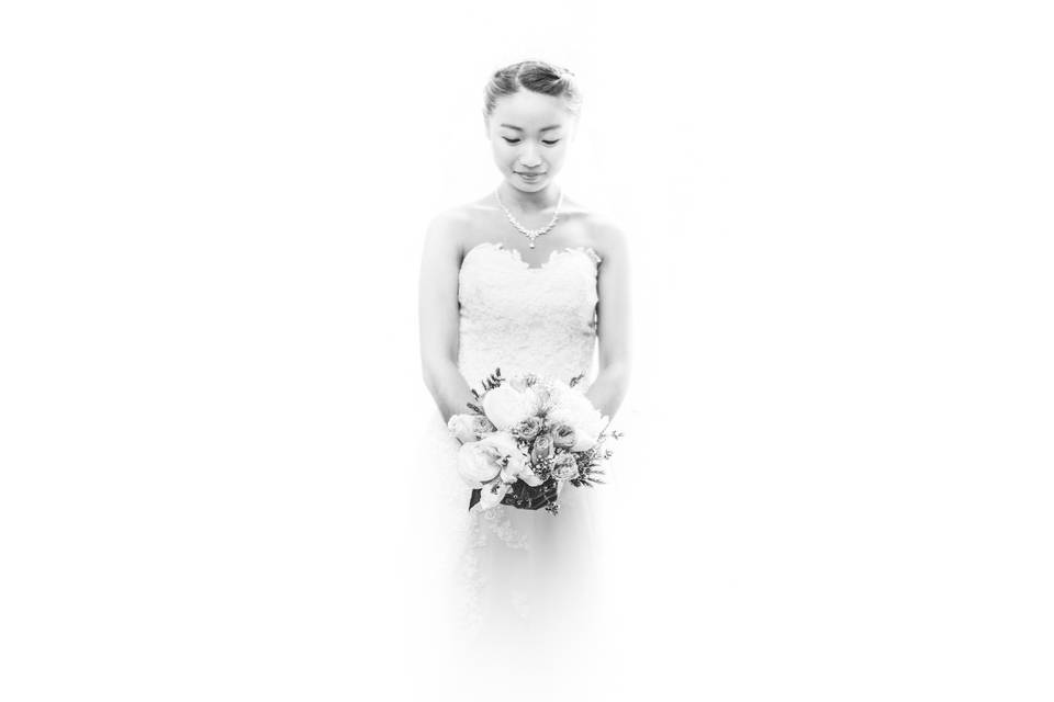 Mariée avec robe et bouquet