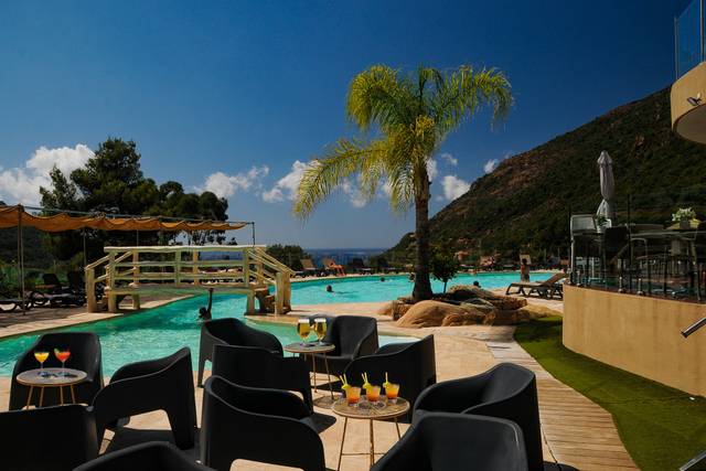 Espace lounge et piscine