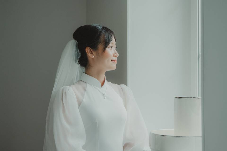 La mariée à la fenêtre