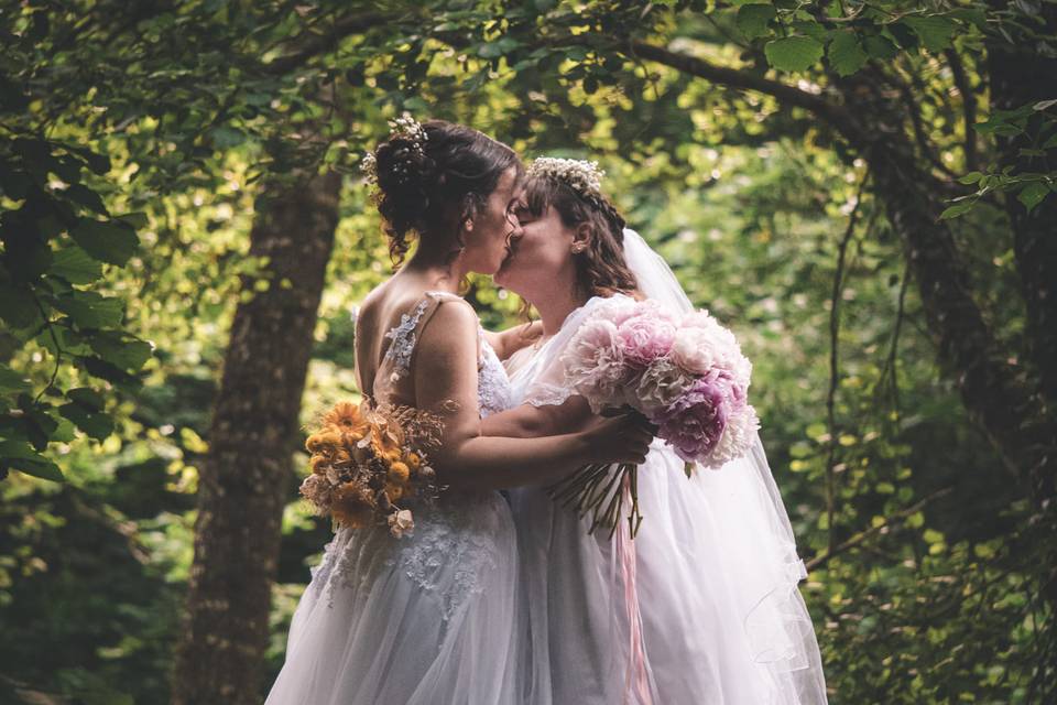 Couple mariées forêt