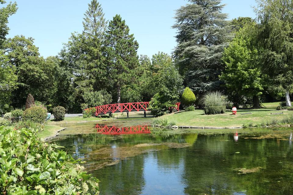 Le Parc avec son pont Japonais