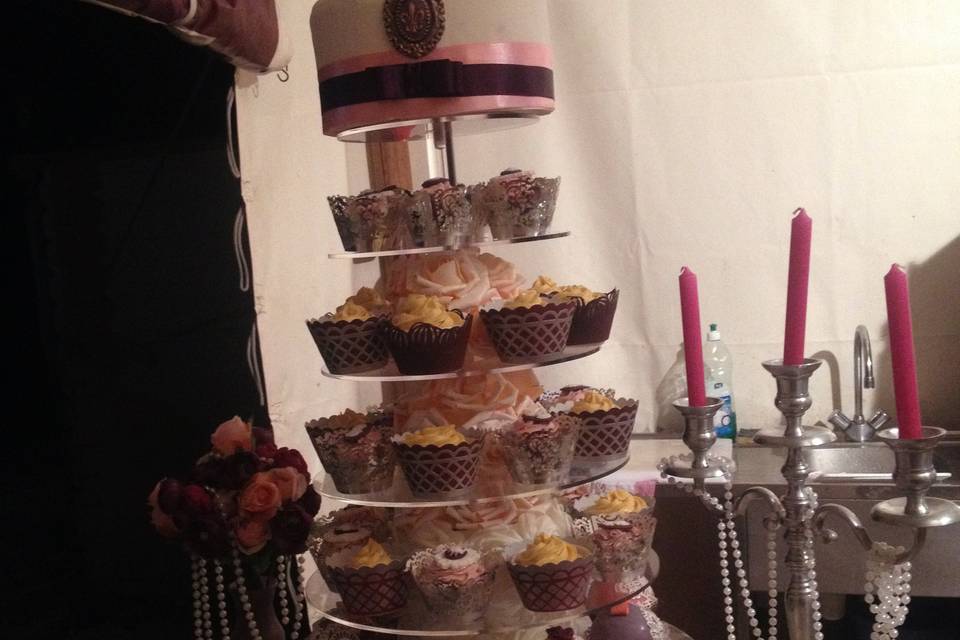 Topping d'une tour de cupcakes