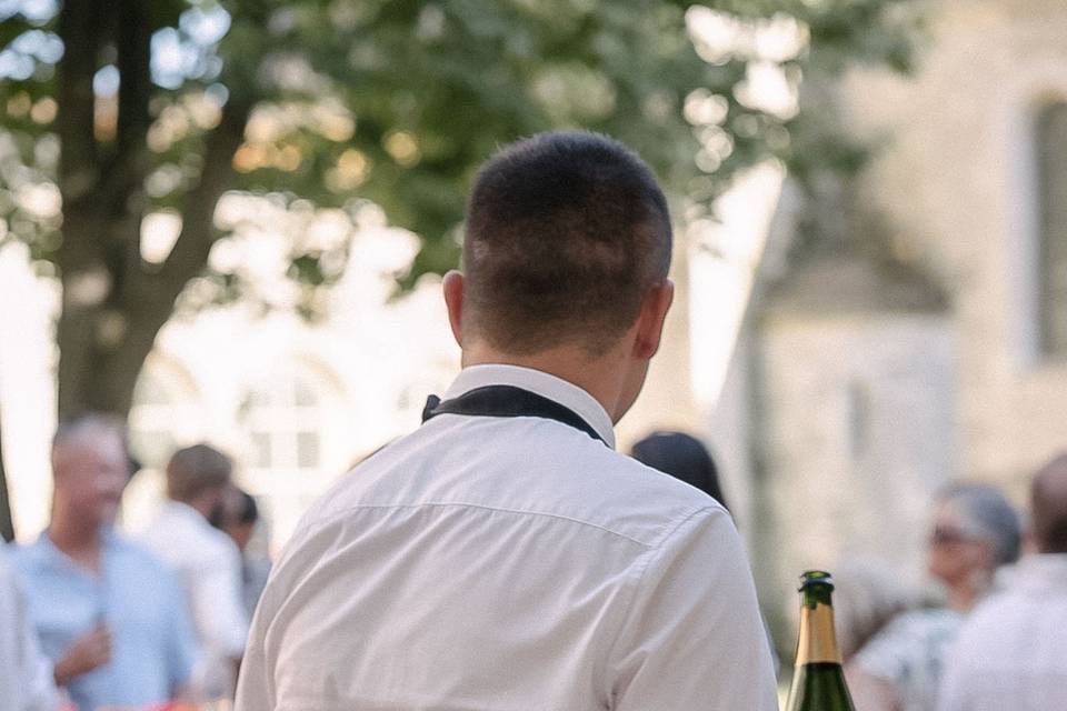 serveur_chemise_bouteille_champagne