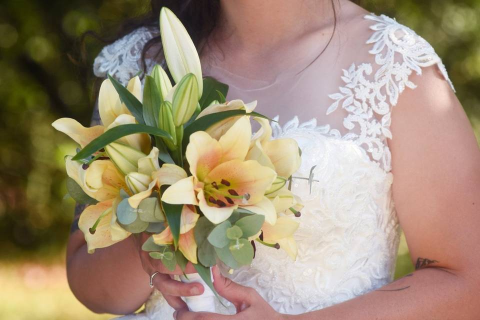 La mariée et son bouquet