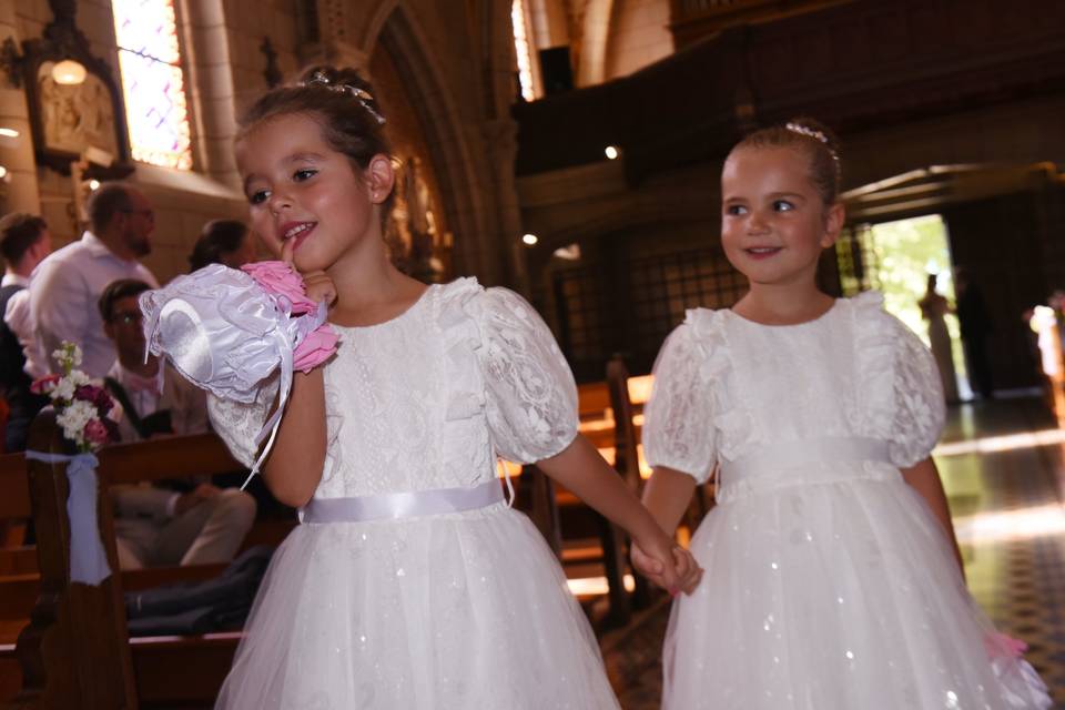 Arrivée des enfants à l'église