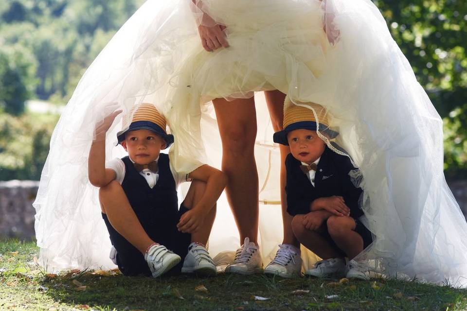 Les enfants cachés sous la rob