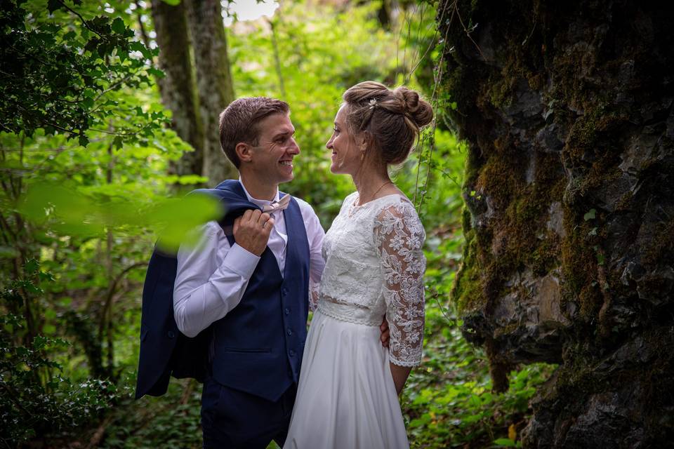 Photo de couple en forêt