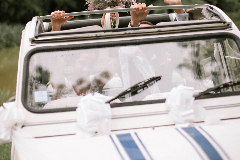 Les mariés en voiture