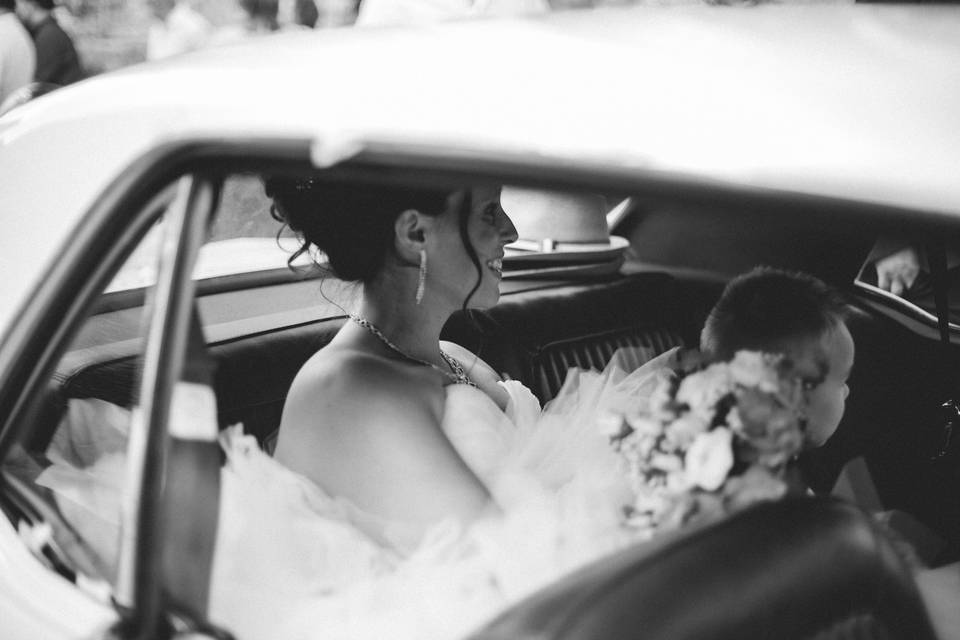 Mariée dans la voiture