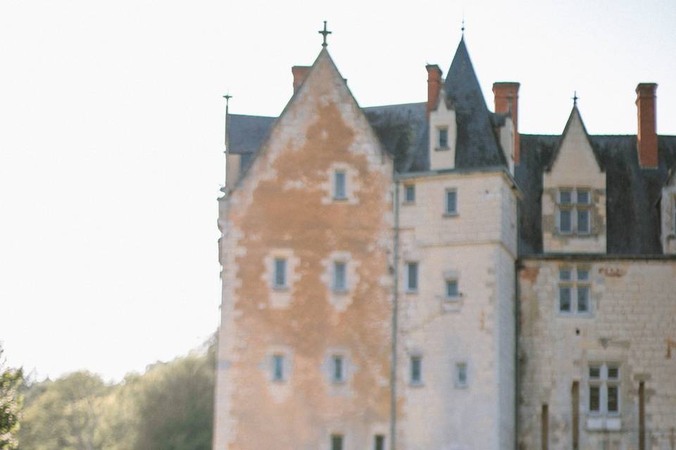 Mariée devant le château