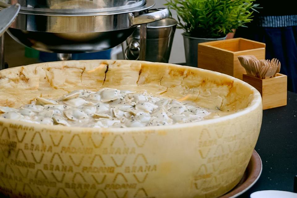 Meule de parmesan flambée