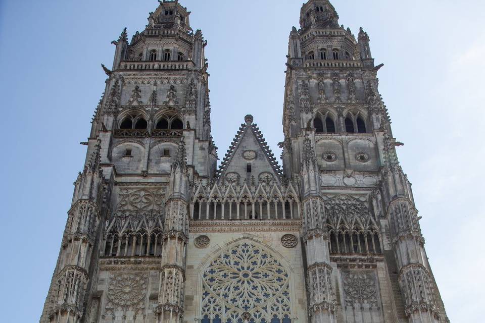 Couple mariés à la cathédrale