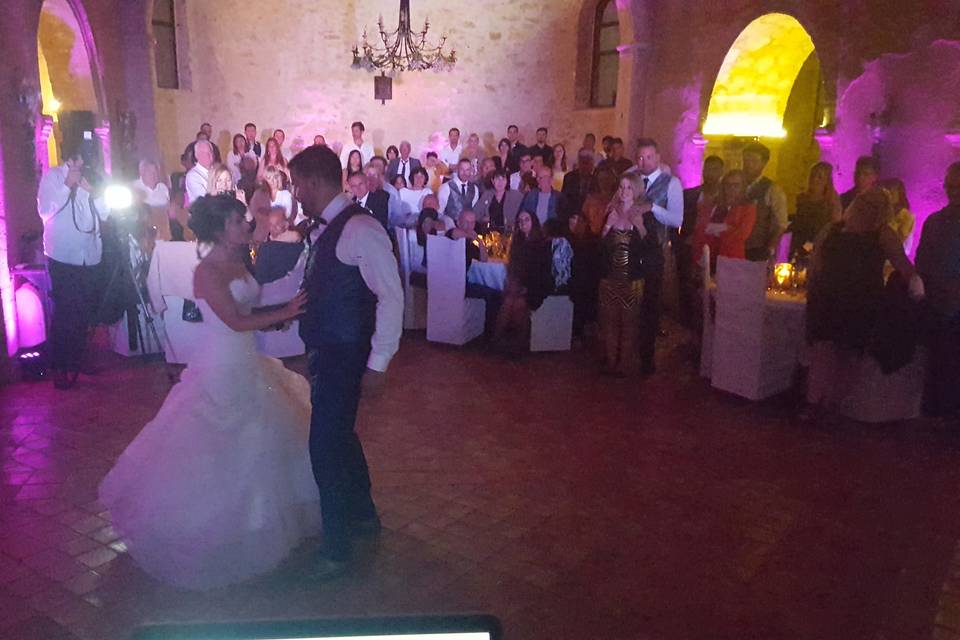 Dj profesionnel ambiance son et lumière pour mariage