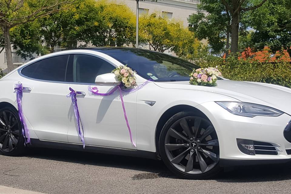 Tesla model S Blanche bouquet