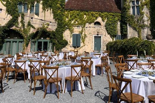 Repas dans la cour