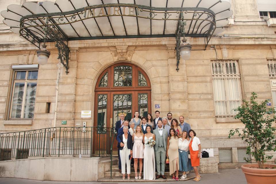 Photo en groupe parvis mairie