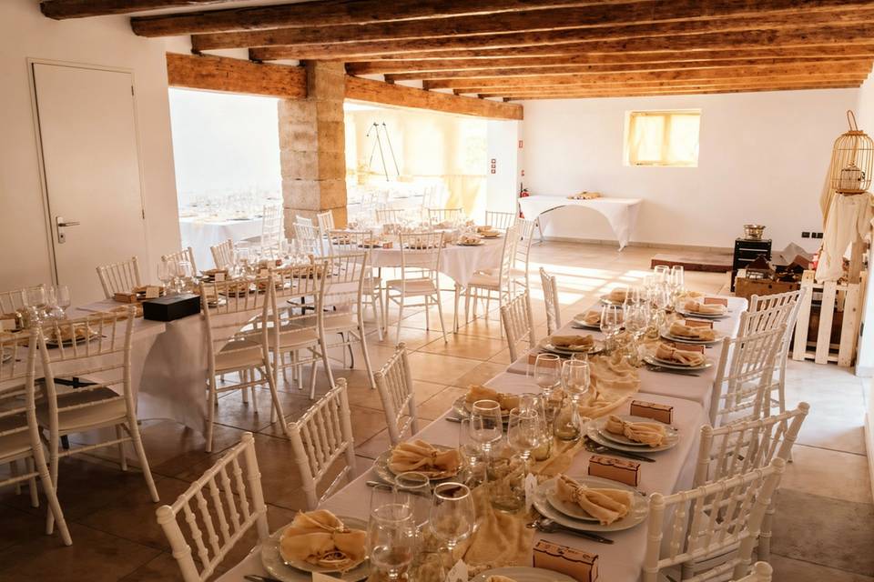 Tables et chaises fournies